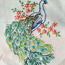 PAVO REAL con diversas puntadas. Un projet de Broderie de Edith García Pérez - 19.04.2019