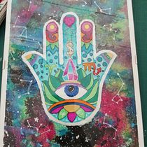 Mi proyecto ha sido galaxia con mano de Fátima. Lo he realizado con varias técnicas y materiales. Acuarelas, tinta china, acrílico, esmalte de uñas, glossy 3d, purpurinas,... . Un progetto di Illustrazione tradizionale di Alicia Pulido Pérez - 06.06.2019