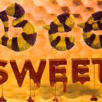 Bee Sweet ( Lettering 3D). 3D, Design, Design gráfico, Ilustração tradicional, e Lettering projeto de Wladimir Cossio Vahos - 27.08.2019