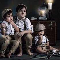 Los Tres Hermanos. Esta fotografía es de mis pequeños nietos. Tratamos de darle un ambiente vintage, con la ropa y los accesorios decorativos.  Espero les guste, y espero sus comentarios.. Un projet de Photographie de portrait de Joaquin Vila - 25.11.2019
