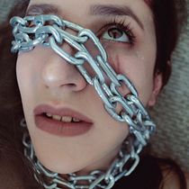 ¡Abajo Cadenas! Autorretrato fotográfico conceptual. Fine-Art Photograph project by Carla Chang - 02.13.2020