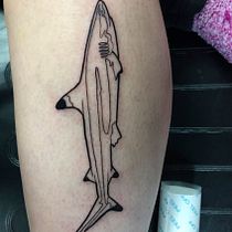 Tatuando unos tiburones. Sketching, Creativit, and Pencil Drawing project by Marcos Gualotuna - 04.03.2020