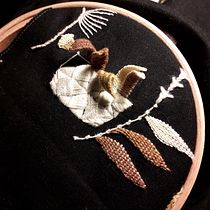My effort to practice what I learned in Introduction to Raised Embroidery course. Un projet de Architecture, Art to, Reliure, Design  , et Broderie de Maria Spiliopoulou - 18.04.2020