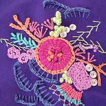 Mi Proyecto del curso:  Coral fondo morado :) . Un projet de Broderie de Mariana Molina - 26.04.2020