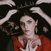 Mi Proyecto del curso: Retrato fotográfico pictórico "coronación". Un projet de Photographie, Photographie artistique, Photographie de studio, Photographie de portrait, Photographie numérique, Photographie pour Instagram , et Éclairage photographique de Sara Flórez de Quiñones Gómez - 01.05.2020