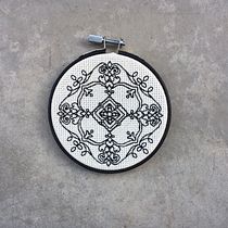 My project in Introduction to Blackwork Embroidery course. Un proyecto de Artesanía, Creatividad, Bordado y Packaging de Enikő Tóth - 02.05.2020