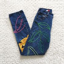Mom jeans bordados. Un projet de Broderie de Raisa Palma R - 05.06.2020