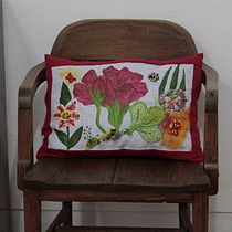 Cojín inspirado en las flores de mi jardín.. Bordado, e Design de moda projeto de Teresa Gómez - 08.06.2020