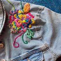 Flores y muchos colores.... Un projet de Broderie de Mónica Sánchez - 18.08.2020