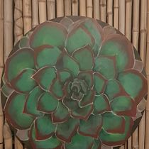 Inspirado en una de mis plantas del jardín y una foto. Es un bastidor redondo de mdf de 60 cm y pintura acrilica. Estoy feliz con experimentar con mis plantas!! Gracias!!. Fine Arts, Artistic Drawing, Acr, and lic Painting project by daniela_g_goldstein - 07.04.2020