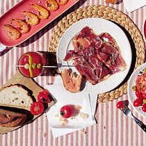 Mi proyecto COMIDA: Almuerzo rojo / Mi proyecto BEBIDA: Double Trouble. Un proyecto de Fotografía con móviles, Fotografía de producto y Fotografía gastronómica de Irene Martínez Díez - 13.07.2020