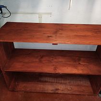 Mueble de madera picado ensamblado y acabado con herramientas manuales tales como hoja de cierra, destornillador manual, pliegos de lijas con un taquito de madera y pintado con brocha(por no poseer herramientas pero si muchas ganas de crear  . Projekt z dziedziny Obróbka drewna użytkownika José luis Ruette - 16.07.2020