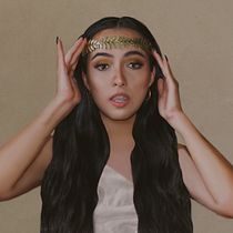 "Modern Hera" (Autorretrato fotográfico conceptual). Concept Art, Artistic Drawing, Photograph, Fine-Art Photograph, Portrait Photograph, Digital Photograph, and Narrative project by Minhah Chavez - 08.30.2020