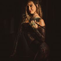 Fotografía Boudoir - Dark & Moody. Portrait Photograph project by Pablo Hinojosa - 09.03.2020