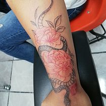Mi Proyecto del curso: Serpiente entre flores.. Tattoo Design project by Christian Levien - 09.04.2020