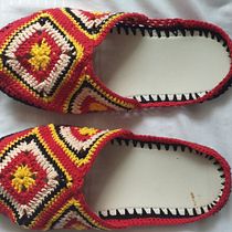 Crochet sobre pantuflas recicladas. Fiber Arts, Fashion Design, DIY, Upc, cling, and Crochet project by Claudia Bolaños - 09.08.2020