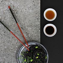 edamame, black vermicelli and sesame Ein Projekt aus dem Bereich Kunstleitung, Grafikdesign und Fotografie von Casey Rafferty - 01.10.2020