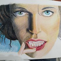 Mi Proyecto del curso:  Retrato realista con lápices de colores de Milla Jovovich. Fine Arts, Drawing, Portrait Drawing, and Realistic Drawing project by Verónica Vicente Ramos - 11.20.2020