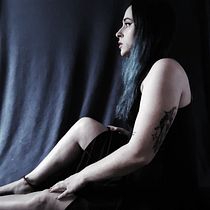  I long and I cuddle myself. Self-Portrait Photograph, and Mobile Photograph project by Caroline Martins - 12.06.2020