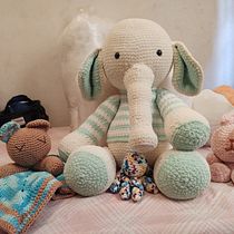 Meu projeto do curso: Amigurumi: criação de personagens com crochê. Artesanato, Bordado, Costura, Desenvolvimento de apps, Programação , Desenvolvimento de videogames, Desenvolvimento Web, Design de apps, DIY, Fotografia com celular, Fotografia do produto, Fotografia para Instagram, Informática, Retoque fotográfico, e Teoria da cor projeto de Jennyffer Freitas - 13.12.2020