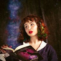 A leitura e seus universos: uma fuga de si mesma.. Commercial Photograph, Self-Portrait Photograph, Fine-Art Photograph, Studio Photograph, and Portrait Photograph project by Angeliane Chefer - 12.26.2020