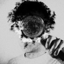Autoretrato nublado. Self-Portrait Photograph, Photographic Composition, Fine-Art Photograph, Studio Photograph, Portrait Photograph, Digital Photograph, and Photo Retouching project by Sergio Hochmann - 12.28.2020