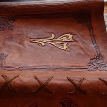 Volviendo a la edad Antigua. Libro antiguo en cuero curtido vegetal. . Fine Arts, Calligraph, Editorial Design, Bookbinding, H, Lettering, Editorial Illustration, Traditional illustration, Ink Illustration, Watercolor Painting, Acr, and lic Painting project by Antonello Reverte - 01.04.2021