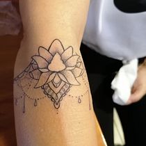 Projeto: Tatuagem botânica com pontilhismo. Desenho de tatuagens projeto de Patrícia Guerreiro - 04.01.2021