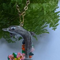 Me encantan los delfines y lo que representan, por eso mi proyecto es un hermoso delfin con flores. En una gama de grises y muy coloridas las flores.. Artesanato projeto de morelasarmientocab - 11.01.2021