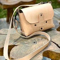 Sun tanned shoulder bag Mi Proyecto del curso: Creación de bolsos de cuero artesanales para principiantes. Un proyecto de Artesanía de Luis - 26.01.2021