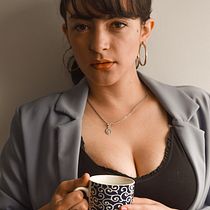 Sara y el café / Proyecto del curso "Retrato fotográfico intimista". Un progetto di Fotografia di Albeiro M. Guiral - 23.01.2021