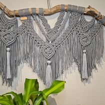 Grey macrame 3 part wall hanging.. Un projet de Macramé de Mari Stopassolli - 25.01.2021