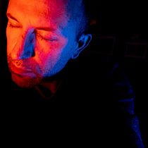Selfie with gels and a low key light. Un projet de Photographie de studio de Mike Ambach - 03.02.2021