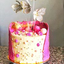 Mi Proyecto del curso: es este pastel de vainilla y utilice colores de mi paleta y me inspire en la mariposas y flores que tanto me gustan.  project by Miker Gerardo Cedeño Colina - 04.19.2021