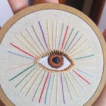 Meus projetos, adaptados a bastidores maiores. Un projet de Broderie , et Design textile de Júlia Kabbas - 29.03.2022