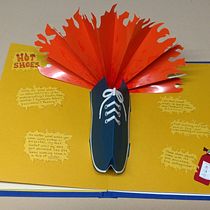 Rude Shoes, a pop-up book by Donna Catanzaro. Projekt z dziedziny Craft, Grafika ed, torska, Papercraft,  Introligatorstwo, Kreat, wne zabaw i z dziećmi użytkownika catdt - 29.09.2021