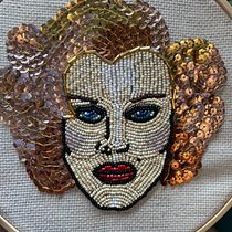 Mi Proyecto del curso: Retratos bordados en pedrería. Een project van Ontwerp van accessoires, Borduurwerk y  Interieurdecoratie van Addy Maldonado - 23.05.2021