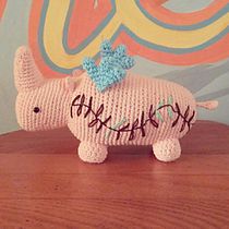 Rinoceronte alado con bordado botánico. Proyecto final. Crochet, Arts, Crafts, To, Design, Fiber Arts, DIY, Amigurumi, and Textile Design project by Gabi Schroeter - 03.13.2021