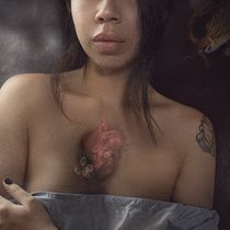 Mi Proyecto del curso: Autorretrato fotográfico conceptual. Photograph, Post-production, Photo Retouching, Portrait Photograph, Studio Photograph, Fine-Art Photograph, Photomontage, and Self-Portrait Photograph project by Maria Fernanda Parra - 03.08.2021