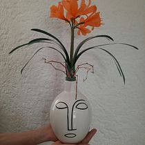 Proyecto de orquídea elaborado en papel crepé y cartulina:. Arts, Crafts, Creativit, Decoration, Interior Decoration, and Paper Craft project by Guadalupe Hernandez Argüello - 03.28.2021