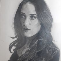 Retrato Simone Simons. Traditional illustration, Fine Arts, Sketching, Pencil Drawing, Drawing, Portrait Drawing, Realistic Drawing, Artistic Drawing, Figure Drawing, and Design project by eder_cy - 05.16.2021