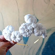 Diadema de novia en seda y cerámica by osacuca.ceramics . Un progetto di Ricamo, Ceramica e Design di gioielli di Rosario Cuello - 11.04.2021