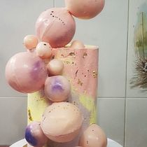 My project in Cake Design: Modern Decorating Techniques course.  project by Lama Bayoun - 04.12.2021