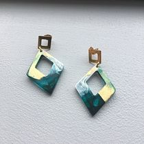 My project in Resin Jewelry Design course. Un projet de Artisanat , et Design de bijoux de Maxine Sims - 12.04.2021
