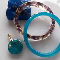 Mon projet du cours : Design de bijoux en résine. Un projet de Création d'accessoires , et Design de bijoux de Manuela Biocca - 14.04.2021