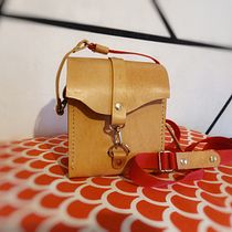 Mi Proyecto del curso "Creación de Bolsos de Cuero artesanales" : Crossbody Bags - Dos bolsitos Bandolera. Arts, Crafts, and Product Design project by Matias Santiago Godoy - 04.18.2021