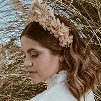 Mi Proyecto del curso: Tocado floral: crea tu complemento de flores. Accessor, Design, Fashion Design, and DIY project by Carolina Rodríguez Hunter - 04.28.2021