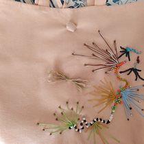 Bordado libre sobre cartera hecha a mano . Embroider project by Leslie Saavedra - 05.08.2021