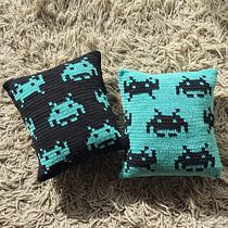 Cojines Space Invaders. Crochê, Design de acessórios, Pattern Design, e Tecido projeto de Catalina - 14.05.2021