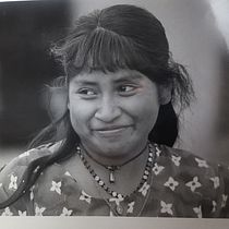 CHICA ETNICA: Retrato realista con lápiz de grafito. Traditional illustration, Fine Arts, Sketching, Pencil Drawing, Drawing, Portrait Drawing, Realistic Drawing, Artistic Drawing, and Figure Drawing project by Leonora López - 05.15.2021